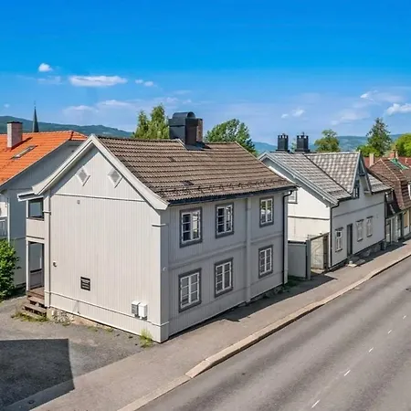 Near Centre, Free Parking